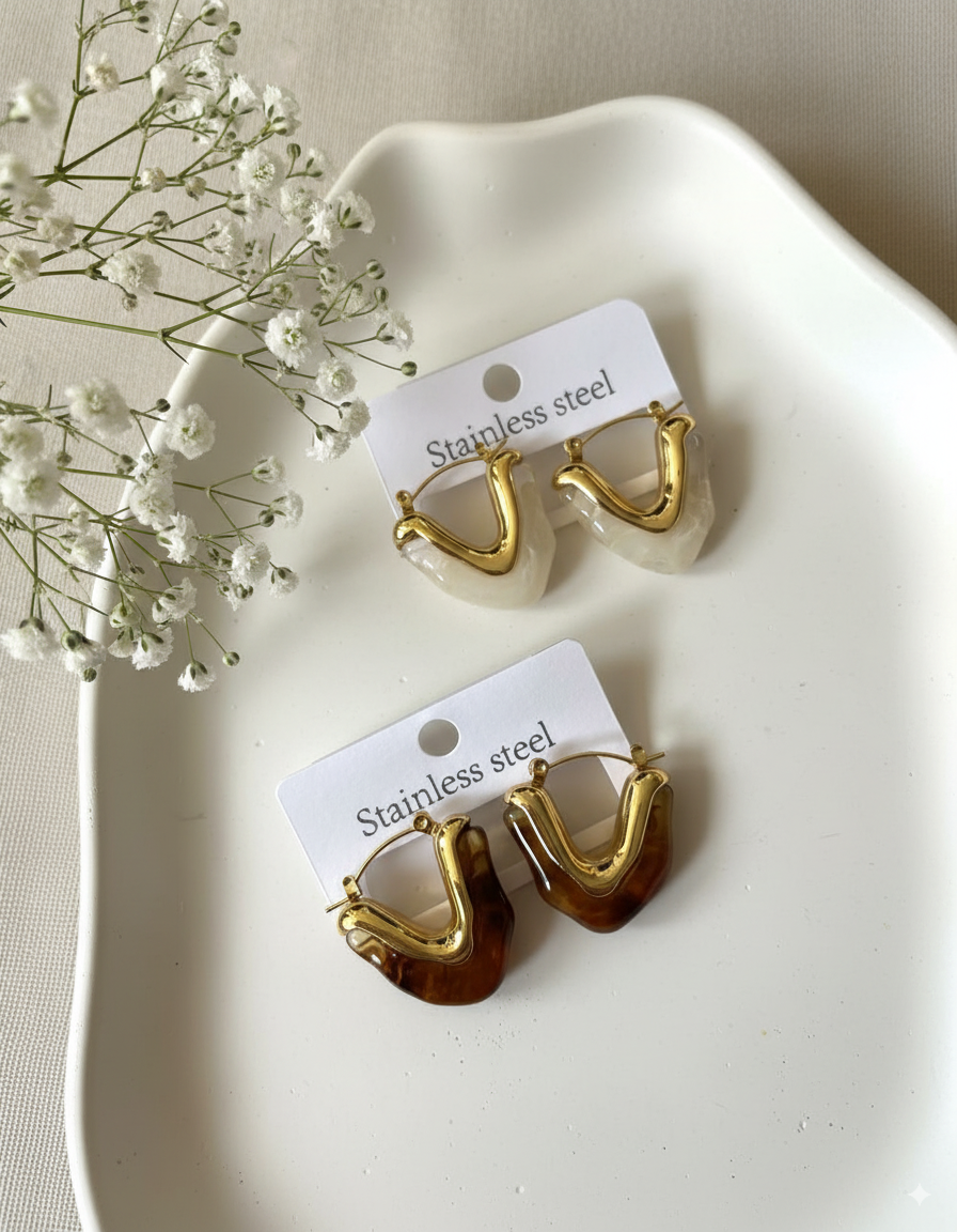 گوشواره رزینی مدل V شکل با پایه ضد حساسیت با آبکاری رودیوم